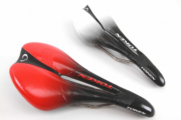 TOKEN TK9573 レザーサドル(手前:レッド、奥:ブラック)