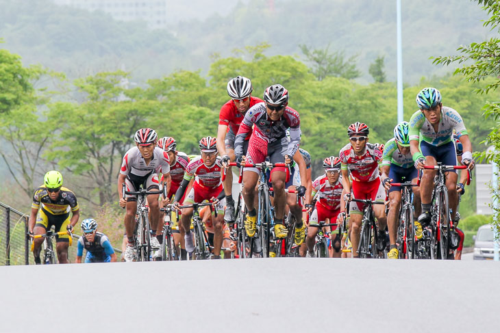 9周目、メイン集団に追いつきざま先頭へ出る清水都貴（ブリヂストンアンカー）、佐野淳哉（那須ブラーゼン）ら