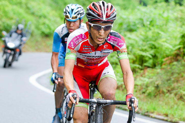 最終周回、先頭の増田成幸(宇都宮ブリッツェン)と入部正太朗(シマノレーシング)