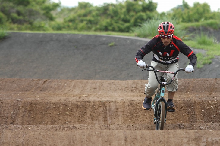 マウンテンバイクのインストラクターでもある須田コーチはBMXもさすがに上手くコントロール