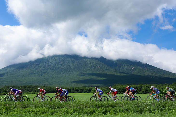 雲の掛かった岩手山を望むロードコース