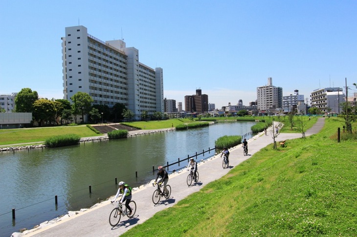 緑豊かな川沿いのルートをのんびり進んでいく