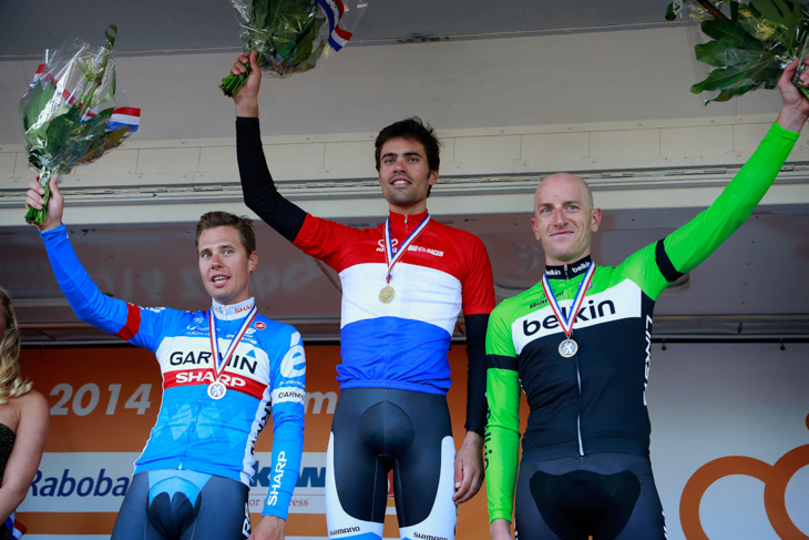 オランダ選手権TT　表彰台の真ん中に立つトム・ドゥムラン（オランダ、ジャイアント・シマノ）