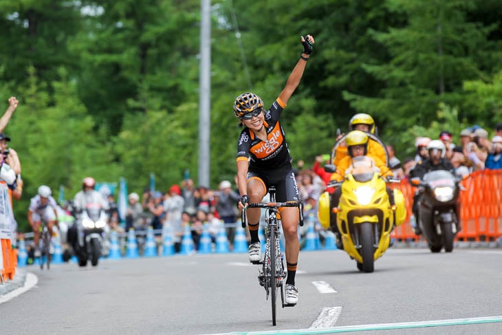 萩原麻由子（Wiggle HONDA）が與那嶺恵理（サクソバンクFX証券）をかわして優勝