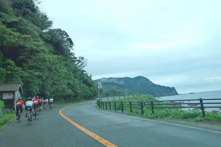 コース前半は日本海沿いの道を走り抜ける