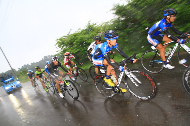 2周目には雨が本降りになり、選手たちを濡らした