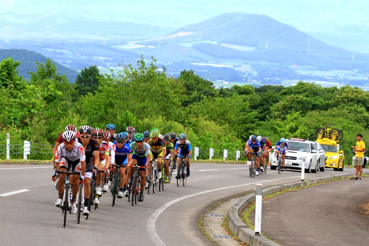 登りでのペースアップは追走集団の中でも分断が起きた。脚が揃っていないようだ