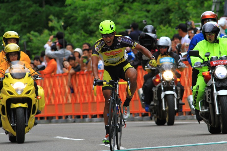 歓喜の雄叫びを上げてゴールに飛び込む佐野淳哉(那須ブラーゼン)