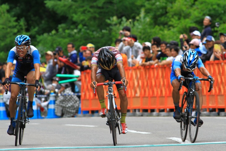 5位争いは土井雪広(チーム右京)が入部正太郎と畑中勇介(シマノレーシング)	を下す