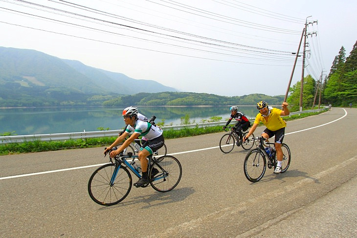 湖畔の風を味わいながら車列は進みます。