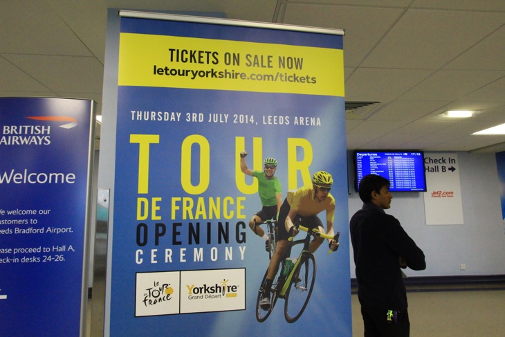 リーズ空港にはツール・ド・フランスのグランデパールを知らせるポスターがあちこちに