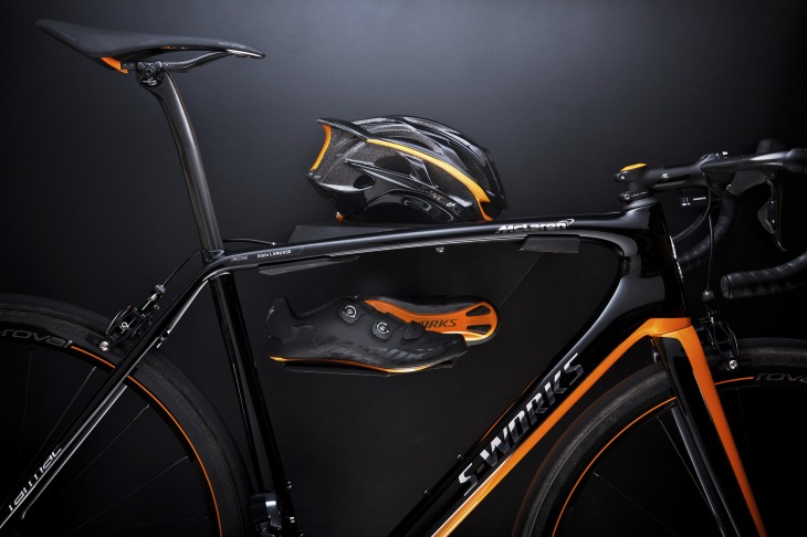 バイク、ヘルメット、シューズを一緒に飾れる専用ディスプレースタンドが付属