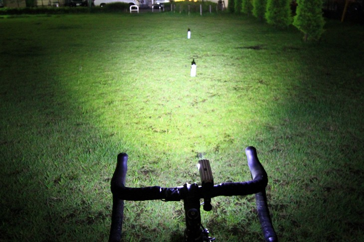 実際に夜の公園で撮影した写真。ハイモードでは15m先まで照らすことができ、周辺の視認性も高い(手前のボトルが5m、奥のボトルが10m)