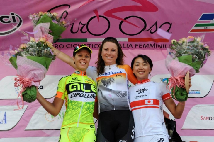 ステージ表彰のポディウムに上がる萩原麻由子(Wiggle HONDA)