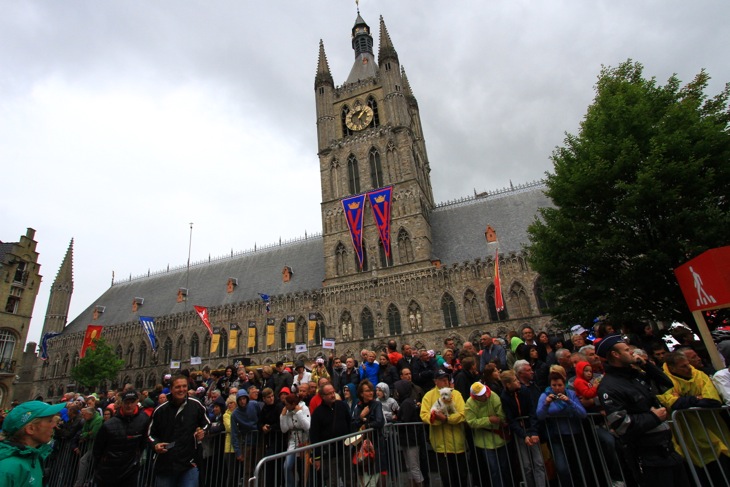 イーペルのフランドル風の聖堂には多くのベルギー観客が詰めかけた