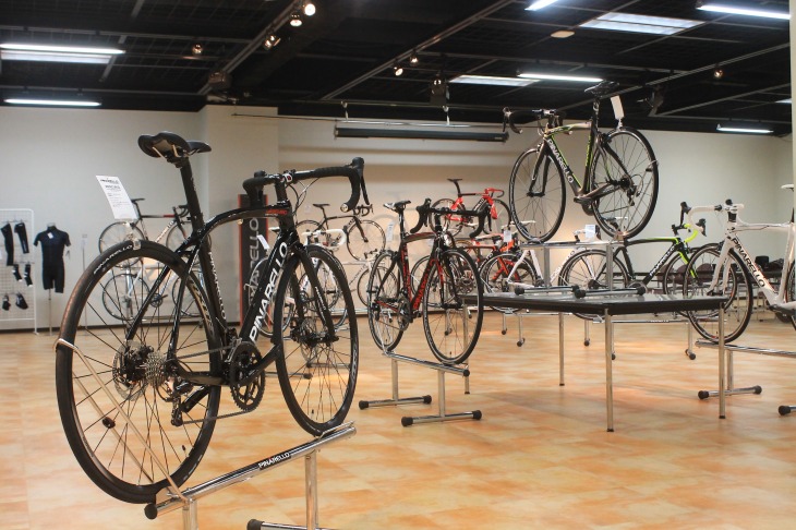 30台以上のバイクが並べられたピナレロ2015モデル展示会