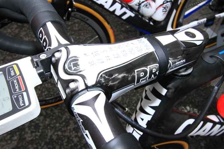 マルセル・キッテル(オランダ、ジャイアント・シマノ)のバイクに装着された特別仕様のPRO Vibe Sprintカーボン。スプリントポイントなどを記した紙が貼られている