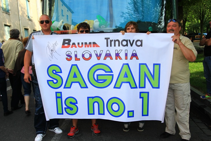 「SAGAN is No.1」の横断幕をもつ故郷からのサガン応援団