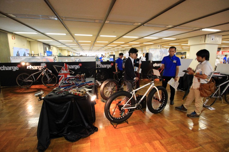 間接照明を使ってお洒落な雰囲気が演出されたcharge BIKESの展示コーナー