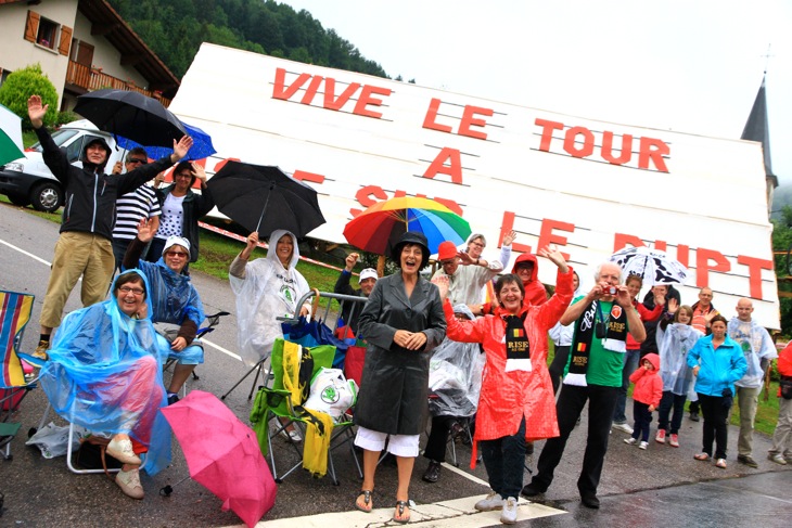 陽気な奥様方によるVIVE LE TOUR（ツール万歳）応援団