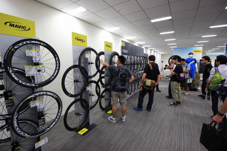 マヴィックが展開するアイテムが一同に会した2015モデル展示会。中でも注目を集めていたのは、やはりホイール だ
