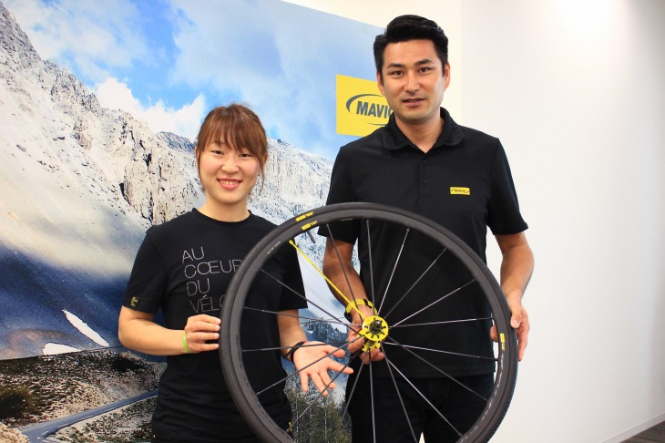 セールスマネージャーであり国内のSSCを統括する村上嘉之さん(右)と、国内では女性初のSSCメンバーとなるべくトレーニング中という木村亜美さん(左)