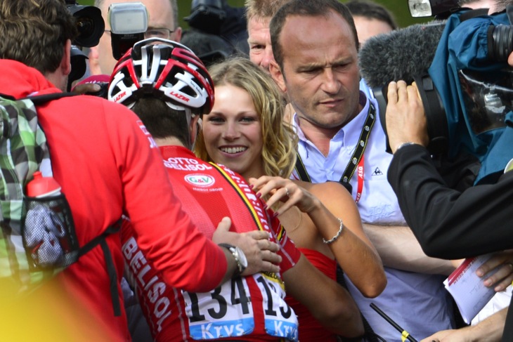 ガロパンを迎えるガールフレンドのマリオン・ルースさん。2012年の仏女子ロードチャンピオンで、今ツールにはポディウムガールとして帯同している