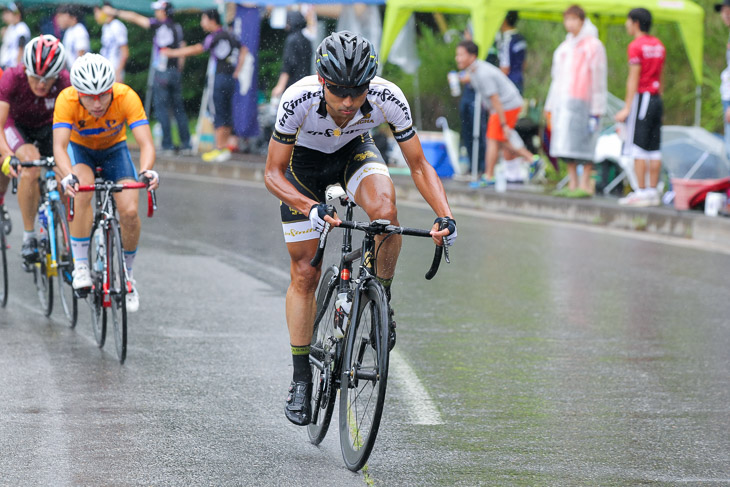 3周目、S/Fラインへ向けてペースを上げる武井亨介(Singha Infinite Pro Cycling Team)