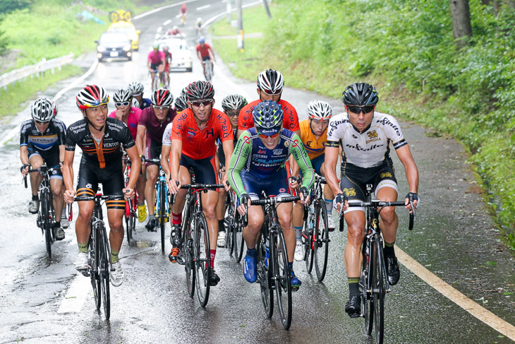 8周目、武井亨介(Singha Infinite Pro Cycling Team)がペースを作る先頭集団