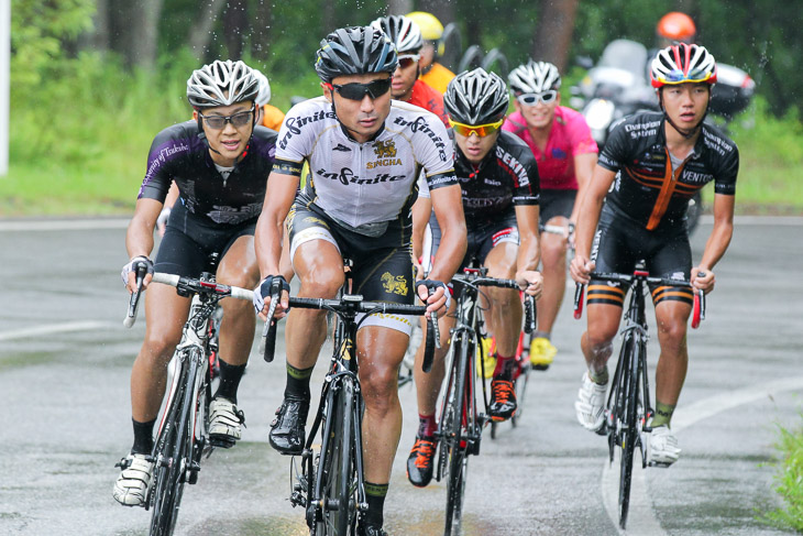 12周目、武井亨介(Singha Infinite Pro Cycling Team)がペースを作る7人の先頭集団