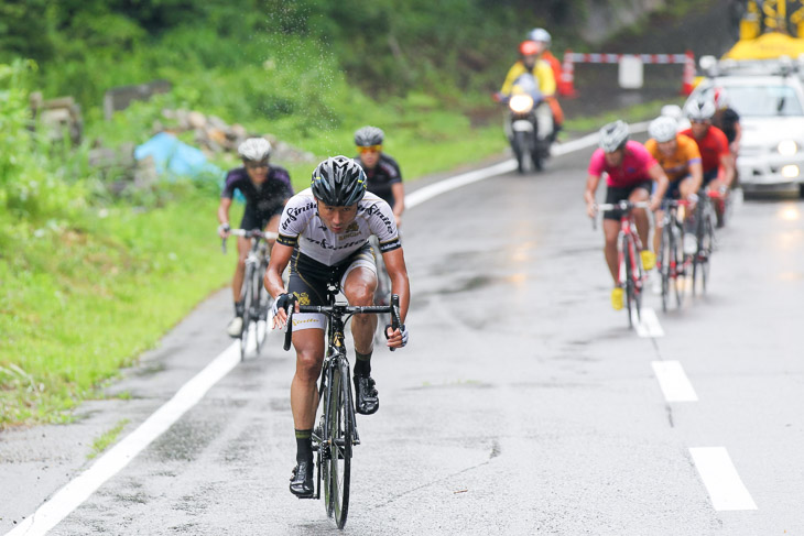 ラスト500m、ペースを上げる武井亨介(Singha Infinite Pro Cycling Team)