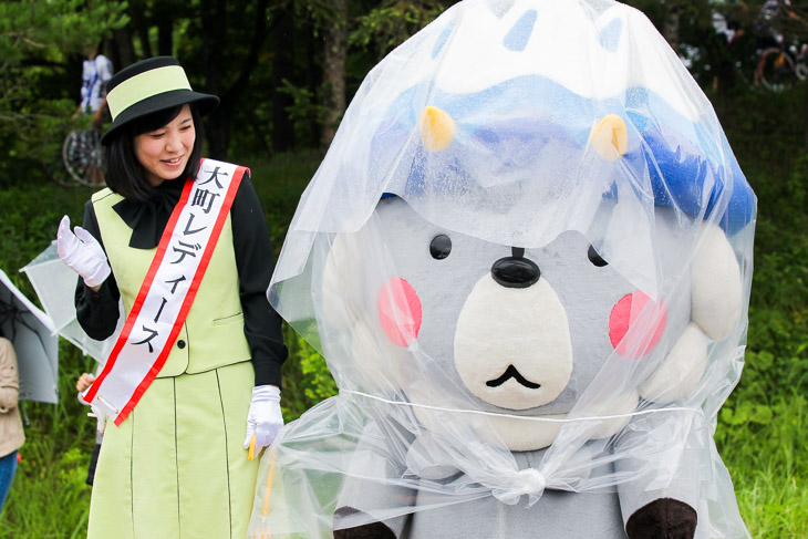 大町市のゆるキャラ「おおまぴょん」も雨支度