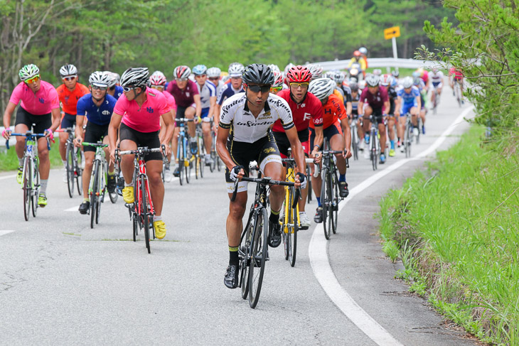 1周目、武井亨介（Singha Infinite Pro Cycling Team）がペースを上げる