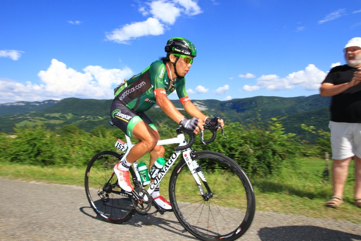 険しい峠道にやや苦しむ新城幸也(ユーロップカー)