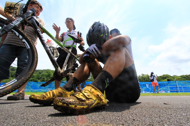 ゴール後にしゃがみ込む中原義貴（Cannondale）。こみ上げてくるものを隠せなかった