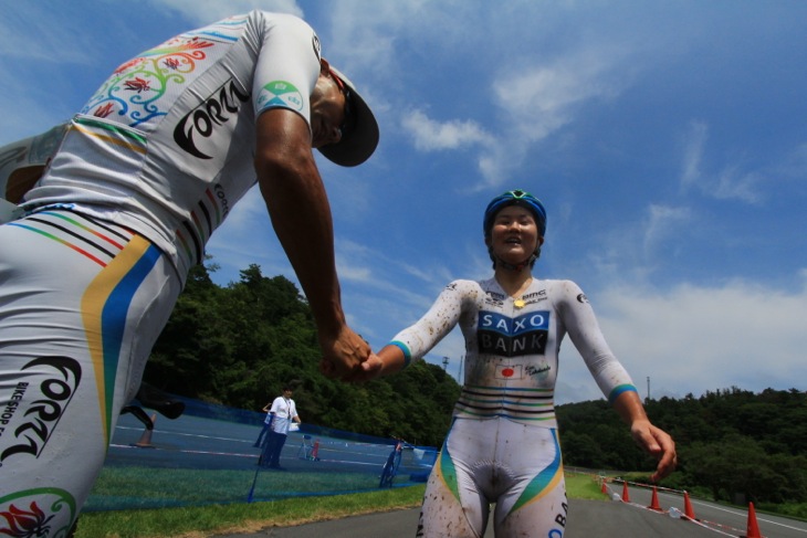 コーチである武井享介(チーム・フォルツァ!)とガッチリと握手する與那嶺恵理(サクソバンクFX証券 )