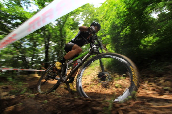 沢田時(ブリヂストンアンカーサイクリングチーム)を追う中原義貴(Cannondale)
