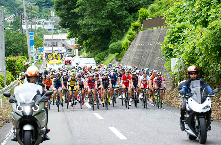 石川高校からパレードしてコースに入ったP1クラスタの集団