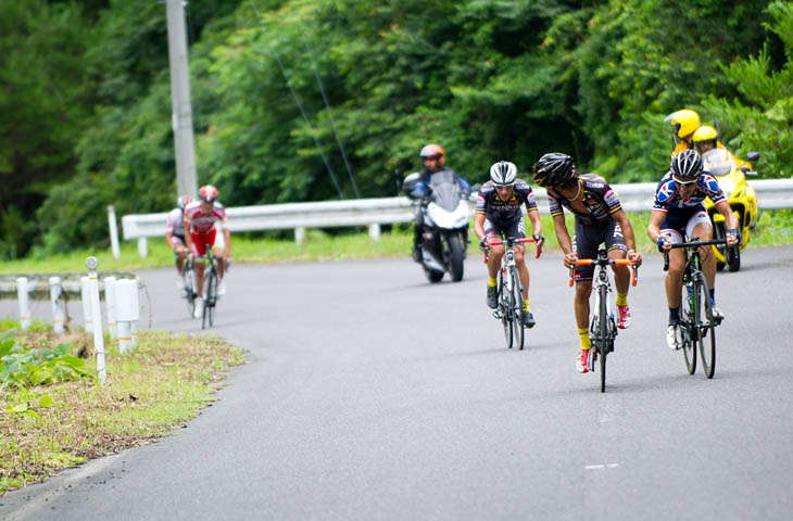 7周目、逃げ集団に合流したホセ・ビセンテ(TeamUKYO)。鈴木真理(宇都宮ブリッツェン)と伊丹健治(ブリヂストンアンカー)が遅れる