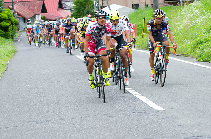 全日本選手権3位山本元喜（斑鳩アスティーフォ)に、全日本チャンピオンジャージの佐野淳哉（那須ブラーゼン）が続く