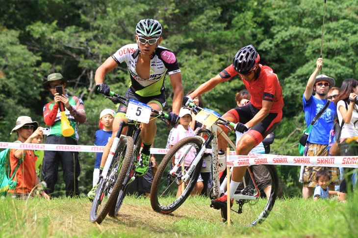 小野寺健(MIYATA-MERIDA BIKING TEAM)と山本幸平(SPECIALIZED RACING TEAM)が先頭で1周目後半を行く