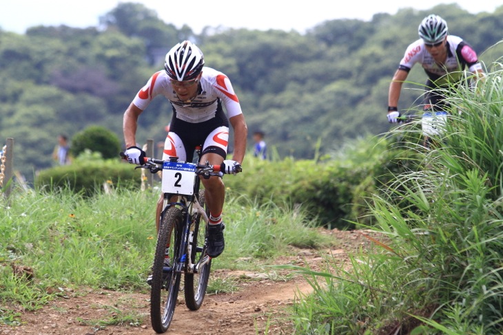 斉藤亮(BRIDGESTONE ANCHOR CYCLING TEAM)が恩田祐一(MIYATA-MERIDA BIKING TEAM)を従えて走る