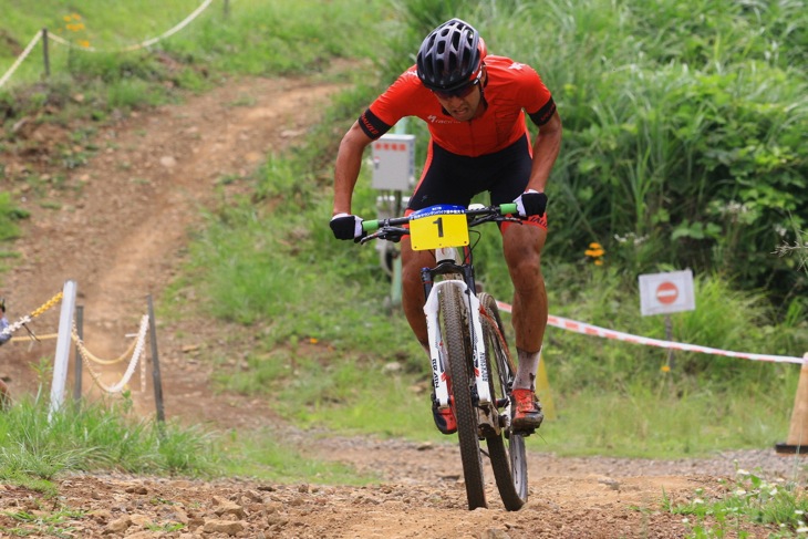 苦しい表情ながらタイム差を詰める山本幸平(SPECIALIZED RACING TEAM)