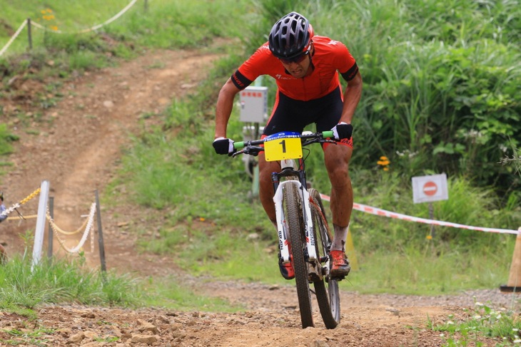 苦しい表情ながらタイム差を詰める山本幸平（SPECIALIZED RACING TEAM）