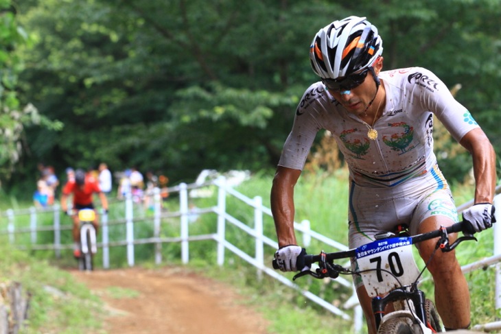 武井亨介(チーム・フォルツァ!)の背後に山本幸平(SPECIALIZED RACING TEAM)が迫る