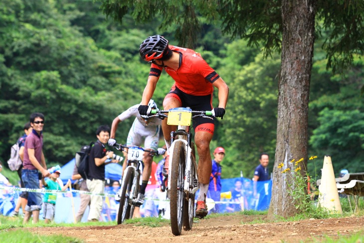 先行した山本幸平(SPECIALIZED RACING TEAM)の後ろから武井亨介(チーム・フォルツァ!)が狙う
