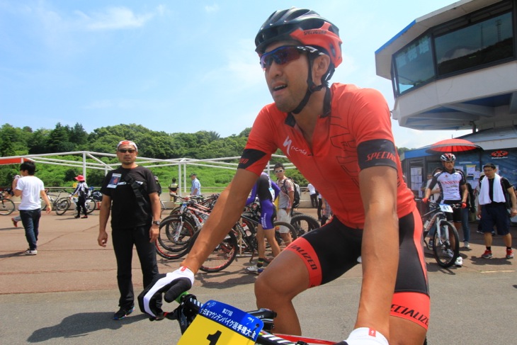 スタート地点に向かう山本幸平(SPECIALIZED RACING TEAM)