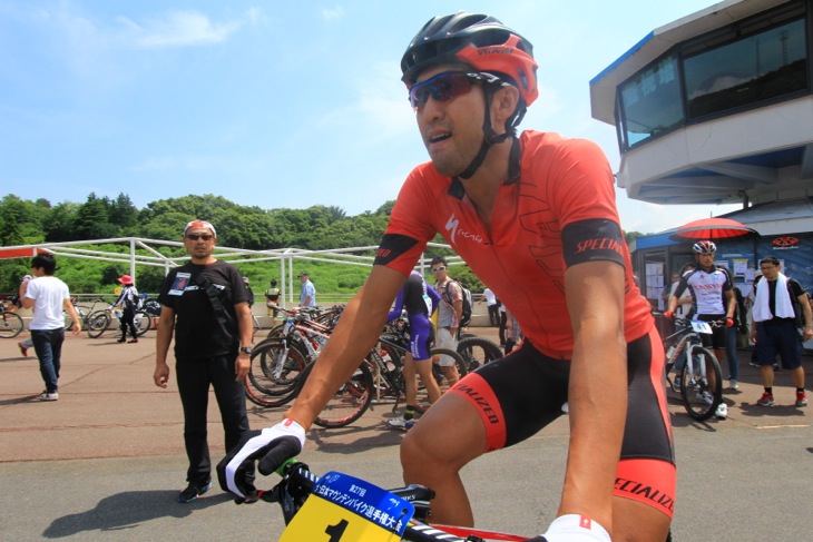 スタート地点に向かう山本幸平（SPECIALIZED RACING TEAM）