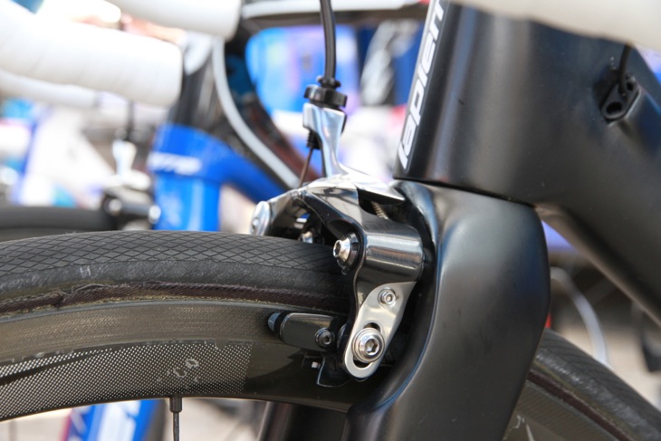 ティボー・ピノ（フランス、FDJ.fr）のバイクのフロントフォークにはダイレクトマウントブレーキを装着されている