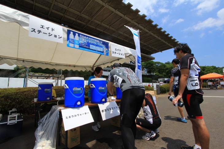 熱中症対策で水とポカリスエットの無料配布が行われた。